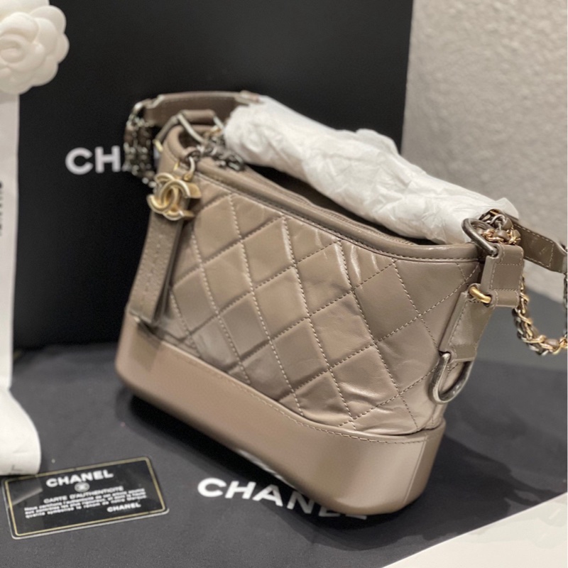 Chanel • Gabrielle 經典大象灰金釦流浪包 全配有卡-2