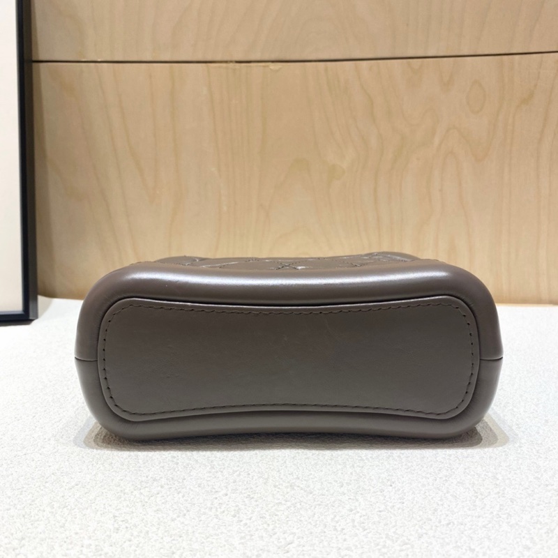 Chanel • Gabrielle 經典大象灰金釦流浪包 全配有卡-7