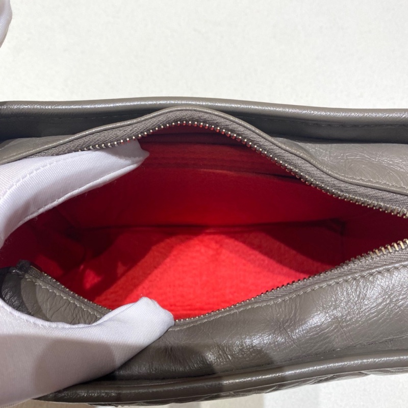 Chanel • Gabrielle 經典大象灰金釦流浪包 全配有卡-8