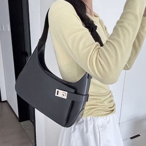 Ferragamo 黑銀扣 牛皮馬蹄扣 Hobo腋下包box亮面31*6*22   9新 配件塵袋