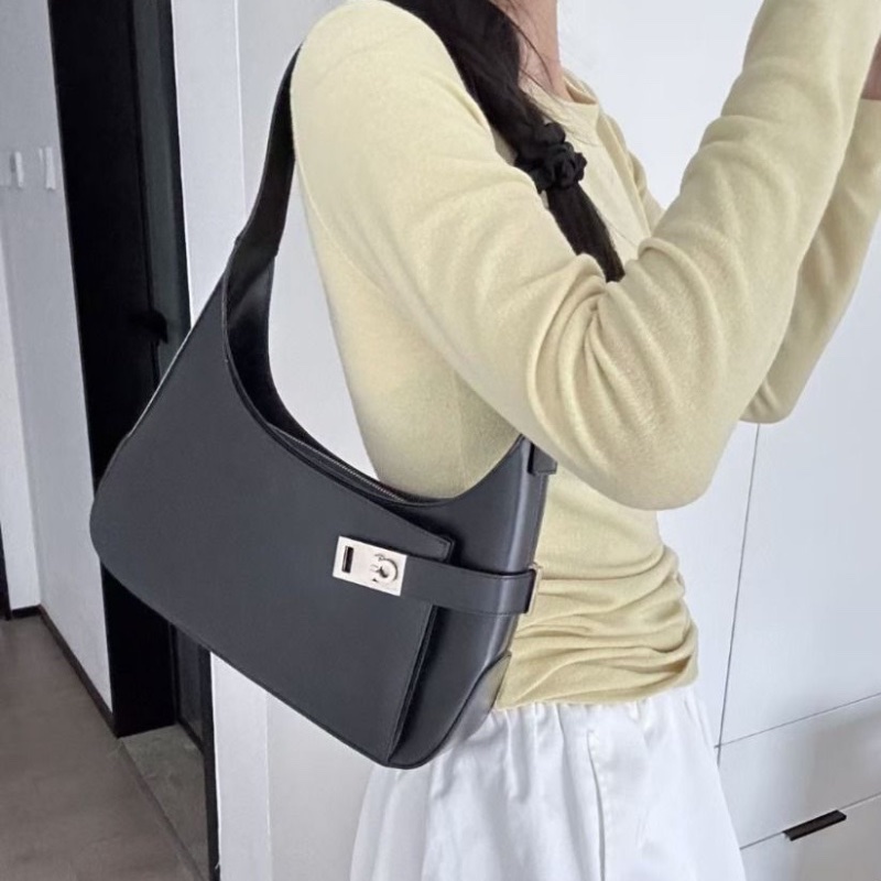 Ferragamo 黑銀扣 牛皮馬蹄扣 Hobo腋下包box亮面31*6*22   9新 配件塵袋-0