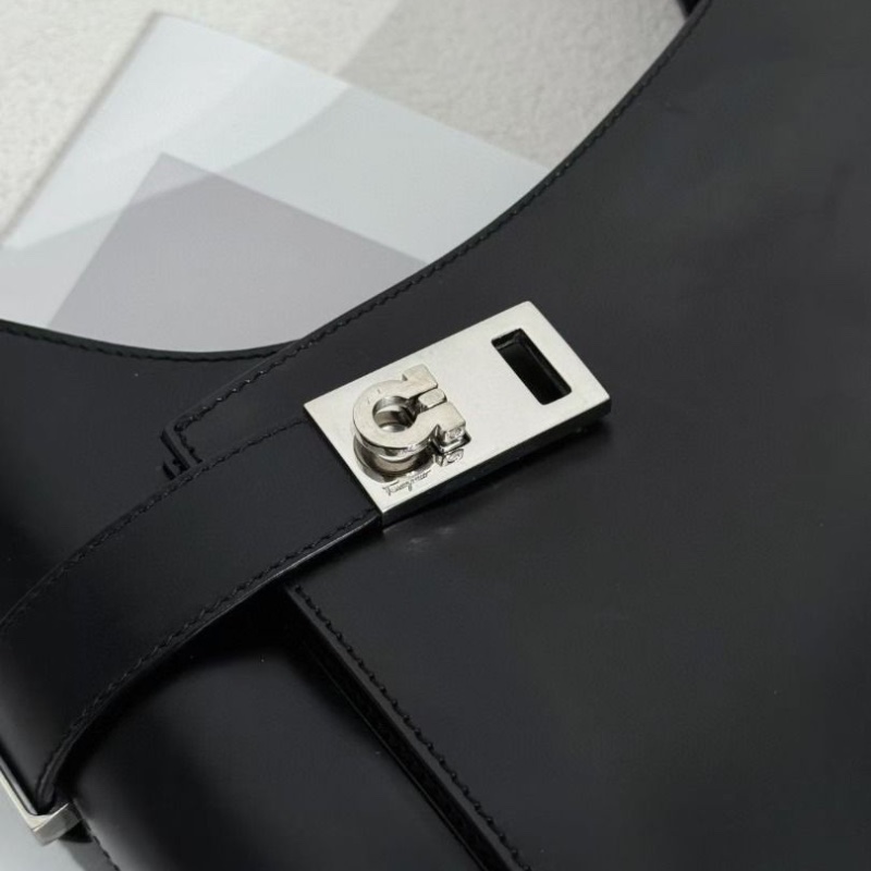 Ferragamo 黑銀扣 牛皮馬蹄扣 Hobo腋下包box亮面31*6*22   9新 配件塵袋-2