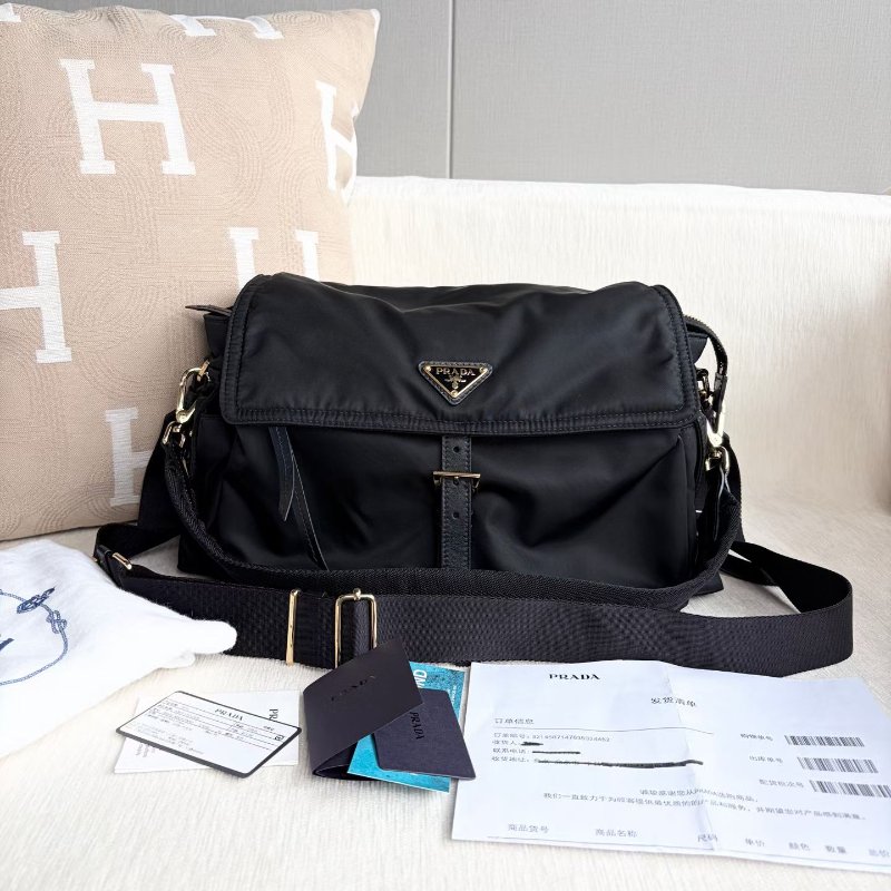 Prada Re-Nylon黑金大號郵差包 黑色 金扣 36*21*16  99新配件保卡 塵袋 說明書 購證-8