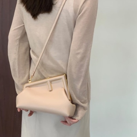 Fendi First F形秀場同款 First夾子包雲朵餃子包有肩帶 手拿肩背均可 22*17*9  9新 配件塵袋