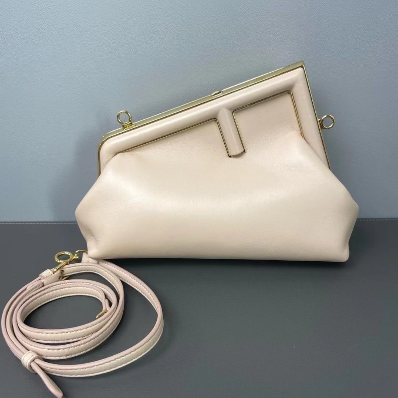 Fendi First F形秀場同款 First夾子包雲朵餃子包有肩帶 手拿肩背均可 22*17*9 9新 配件塵袋-1