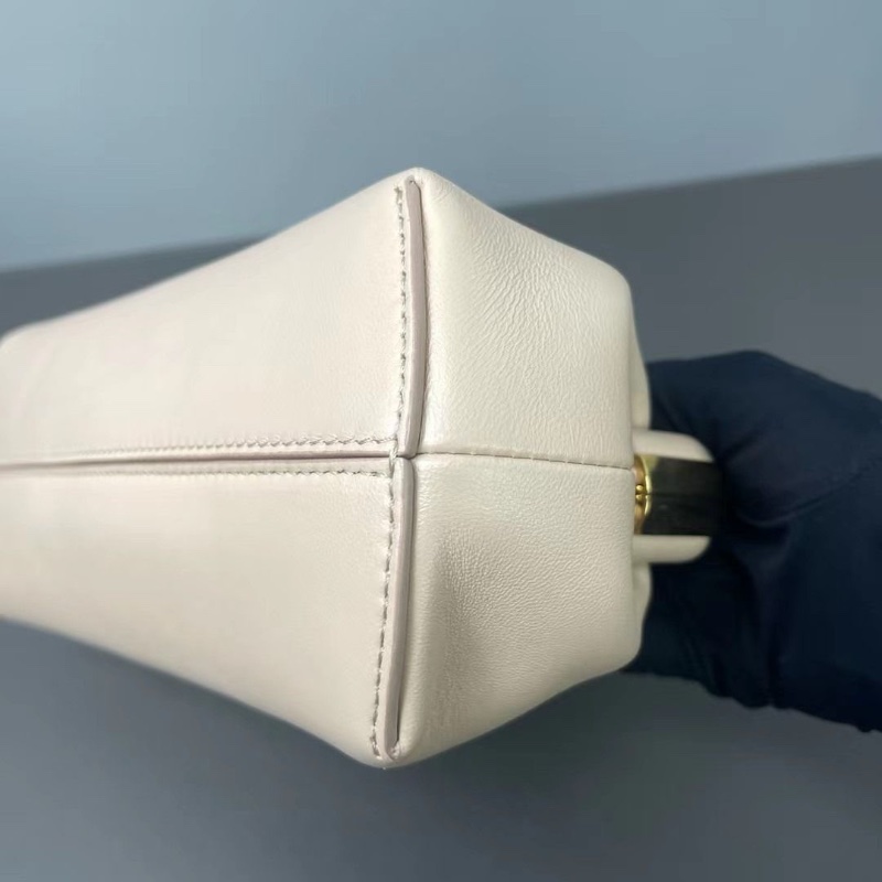 Fendi First F形秀場同款 First夾子包雲朵餃子包有肩帶 手拿肩背均可 22*17*9 9新 配件塵袋-5