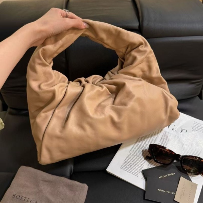 BV shoulder pouch 奶茶色 牛皮 雲朵腋下包 38x17cm 95新 配件塵袋 說明書-1