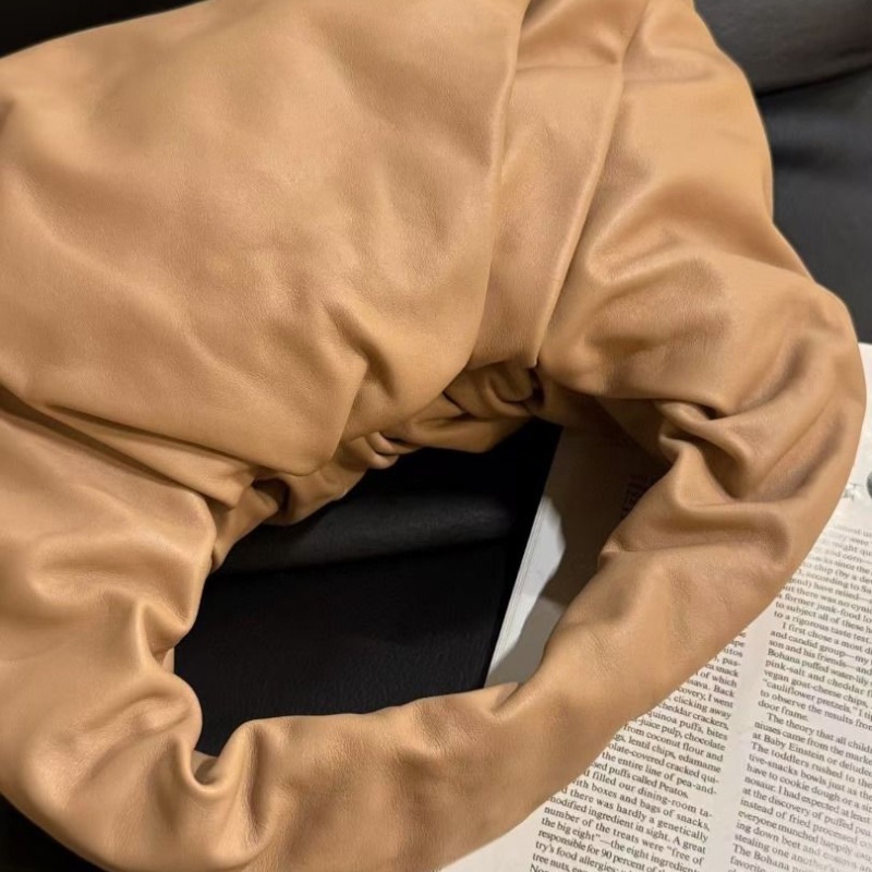 BV shoulder pouch 奶茶色 牛皮 雲朵腋下包 38x17cm 95新 配件塵袋 說明書-3