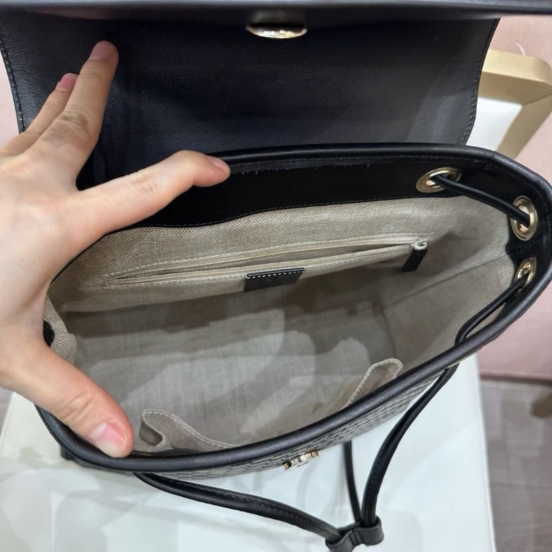 Gucci 黑色雙G壓紋牛皮後背包 30*27  95新 配件塵袋-2