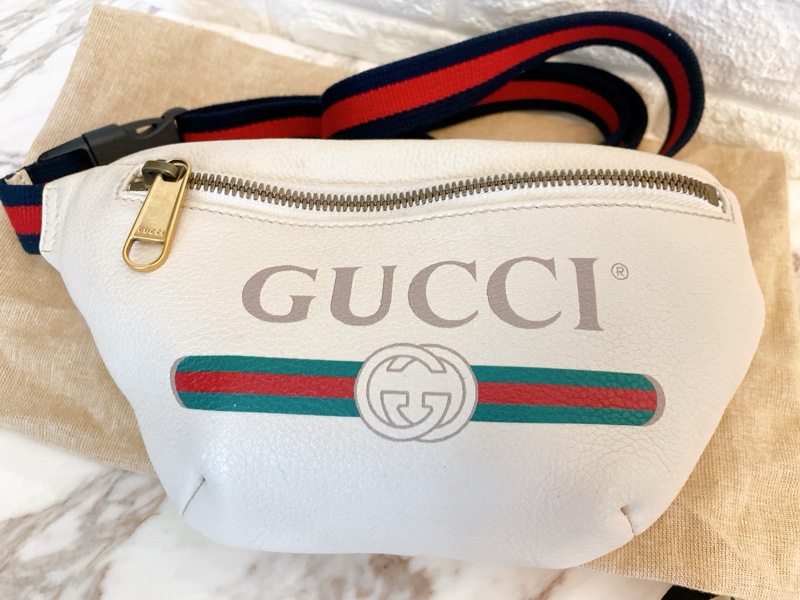 出清價專櫃熱賣款正品✨ GUCCI 古馳 經典印花LOGO綠紅綠條紋設計牛皮拉鍊胸包/腰包(米白)-0