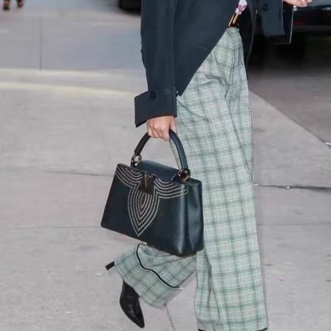 LV 限定黑金釘珠capucines系列肩背包31*20*11  9新 配件塵袋