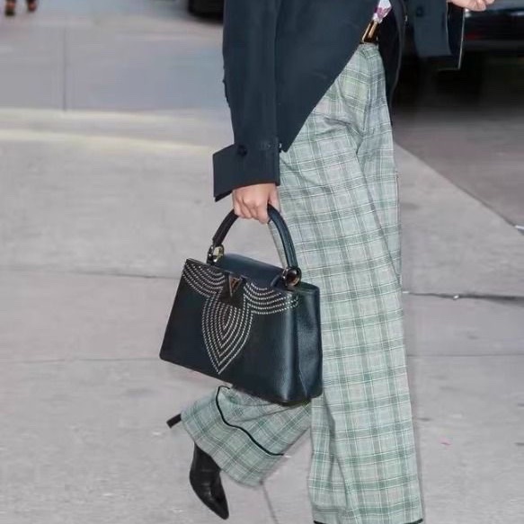 LV 限定黑金釘珠capucines系列肩背包31*20*11  9新 配件塵袋-0