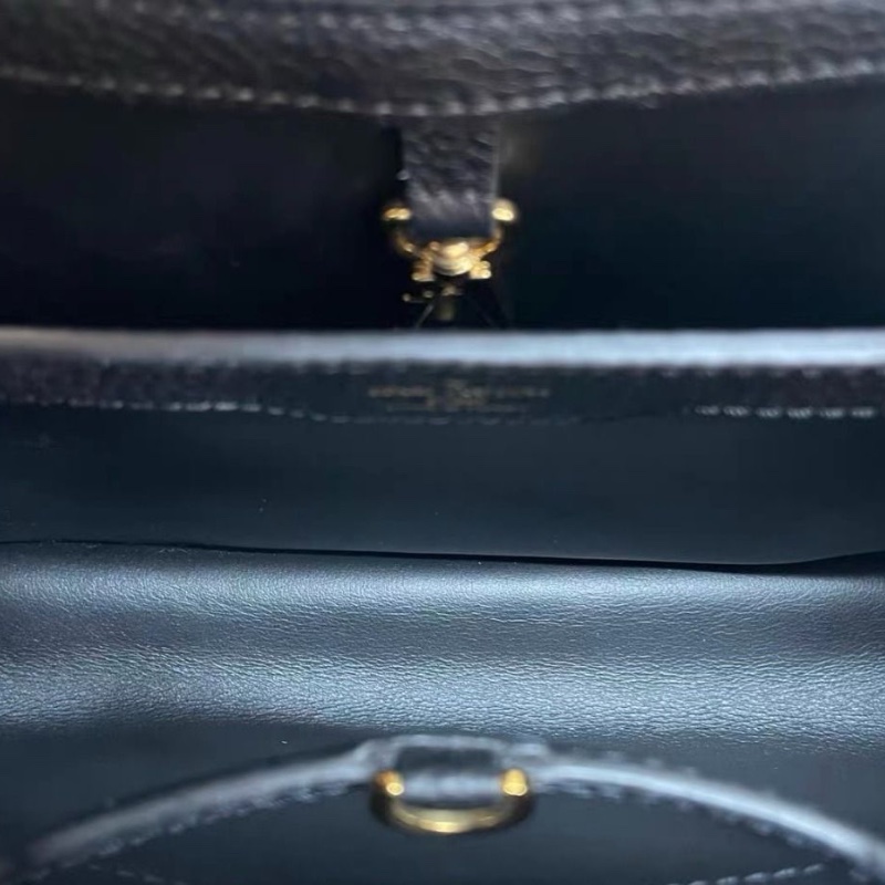 LV 限定黑金釘珠capucines系列肩背包31*20*11  9新 配件塵袋-3