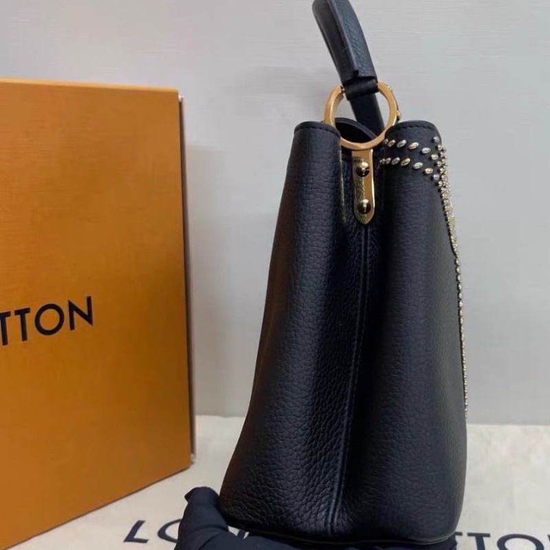 LV 限定黑金釘珠capucines系列肩背包31*20*11  9新 配件塵袋-6