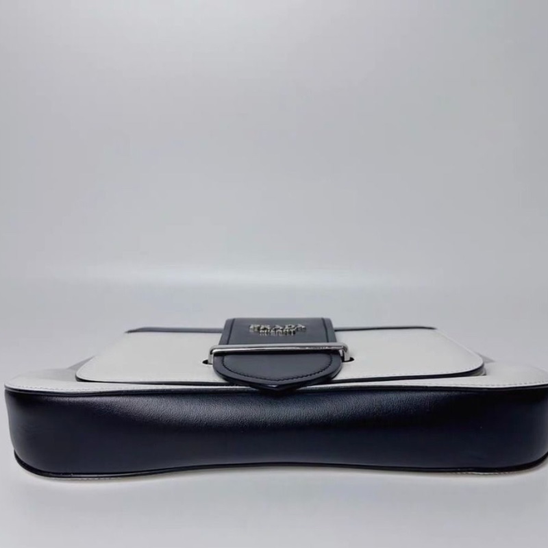 PRADA Sidonie走秀款熊貓配色 28*15*4  9新 配件塵袋 肩帶-4