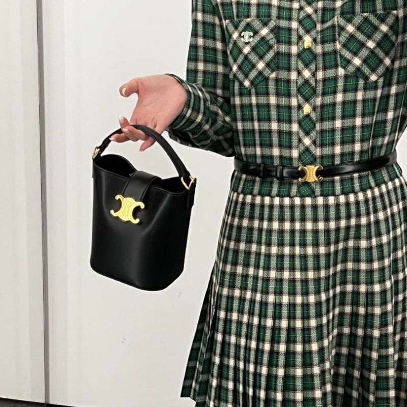 Celine 新款mini bucket Louise全皮黑金薯條小水桶包 13*15.5*10 9新 配件肩帶 塵袋 盒子-1