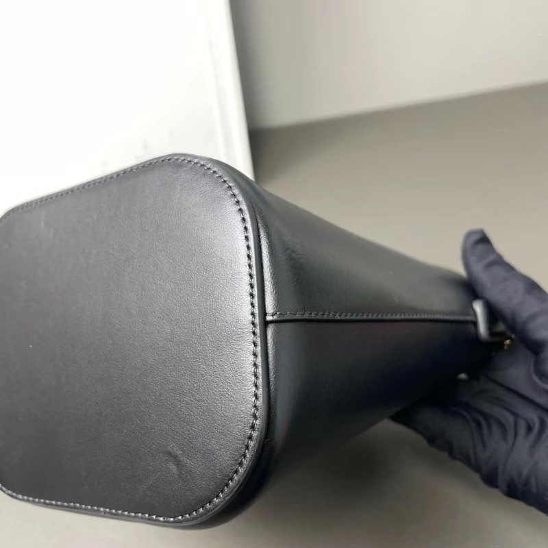 Celine 新款mini bucket Louise全皮黑金薯條小水桶包 13*15.5*10 9新 配件肩帶 塵袋 盒子-4