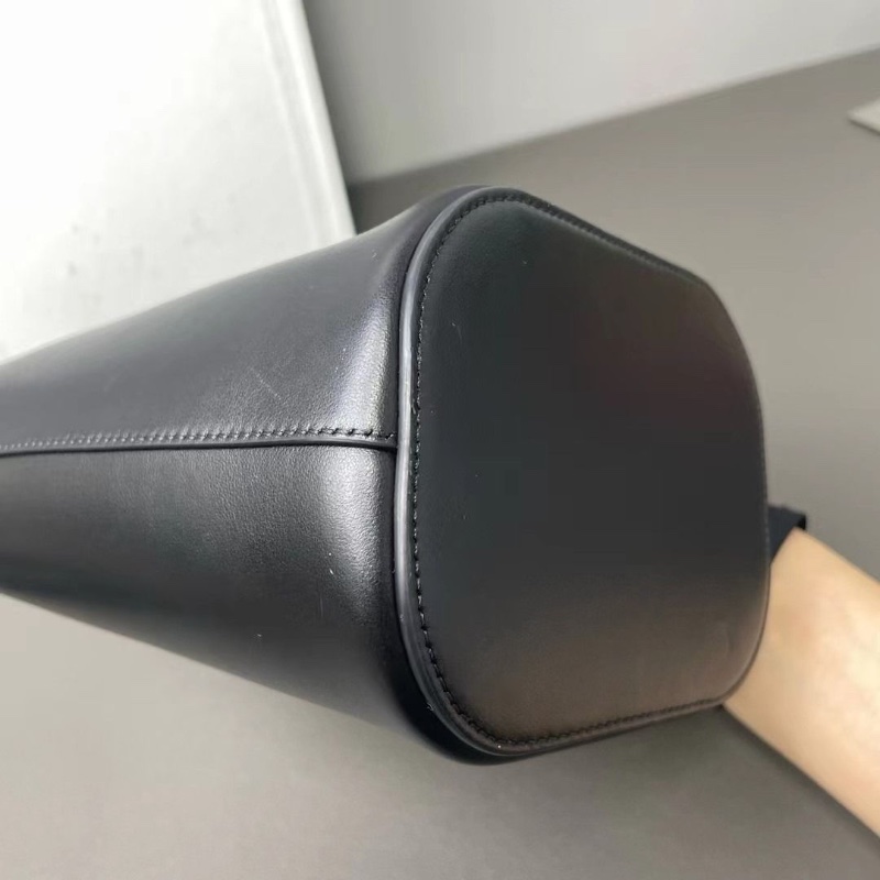 Celine 新款mini bucket Louise全皮黑金薯條小水桶包 13*15.5*10 9新 配件肩帶 塵袋 盒子-5