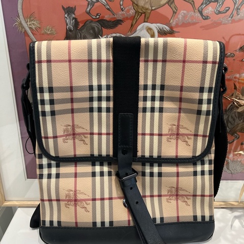 burberry/巴寶莉 經典戰馬紋單肩斜挎包 男女同款 29×33