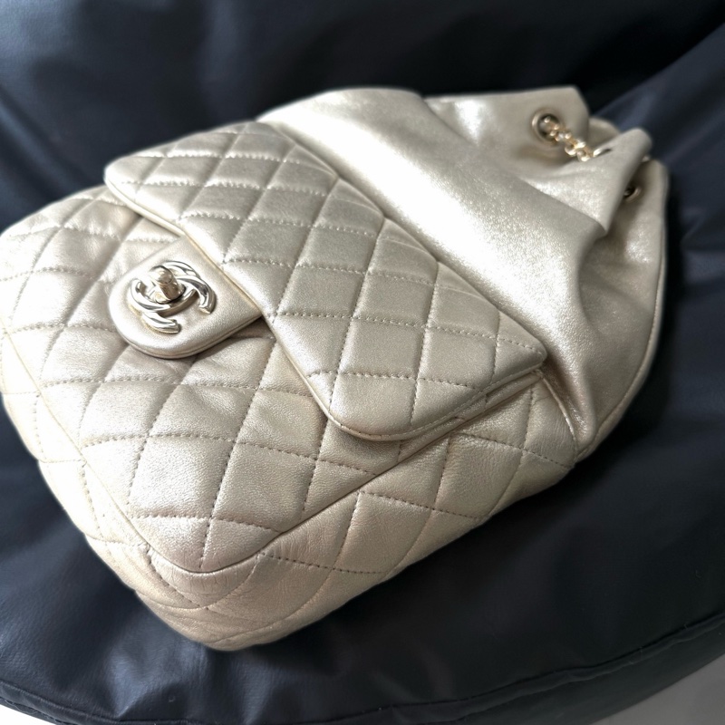 Chanel • 稀有香檳金色金釦羊皮抽繩雙肩包 Jennie同款✨-6