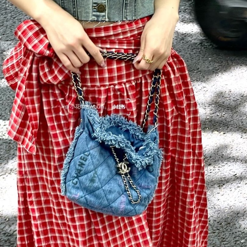 CHANEL 牛仔丹寧塗鴉抽繩水桶包 18*20*8 9新 配件塵袋-1