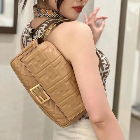 FENDI 奶茶色金扣全皮中號 手提肩背法棍包 27*14*6 9新 配件塵袋