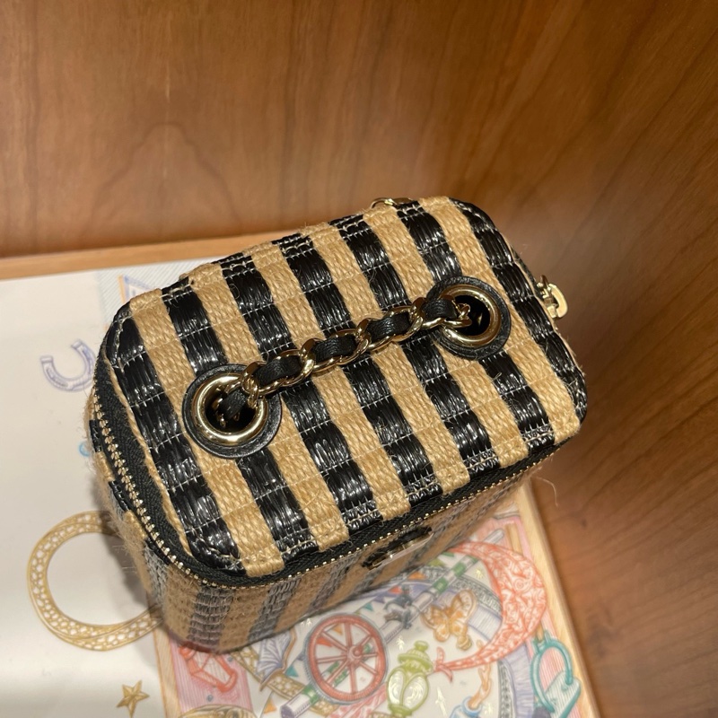 Chanel • 稀有黑白拉菲草金釦小盒子包 帶膜✨-9