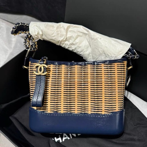Chanel • Gabrielle 稀有藤條編織拼皮流浪包 小號