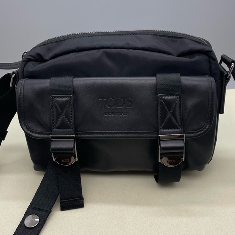 99新 TOD'S男士斜挎包  黑色 尺寸：23✖️16✖️6cm 無附件