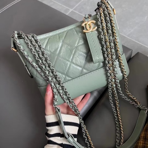 Chanel • Gabrielle 經典流浪包小號 莫蘭迪綠 金釦✨有卡