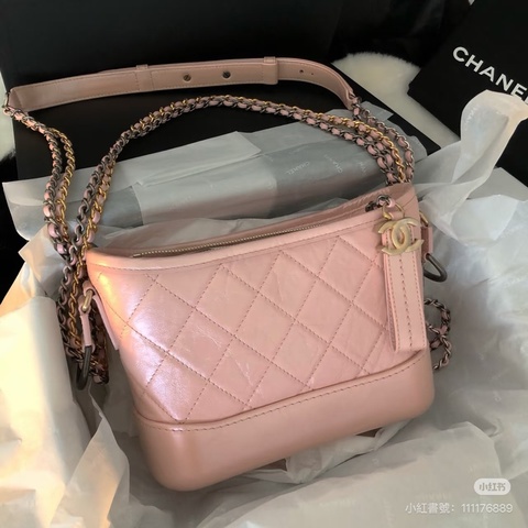 Chanel • Gabrielle 經典牛皮流浪包小號 櫻花粉 金釦 🌸 有卡