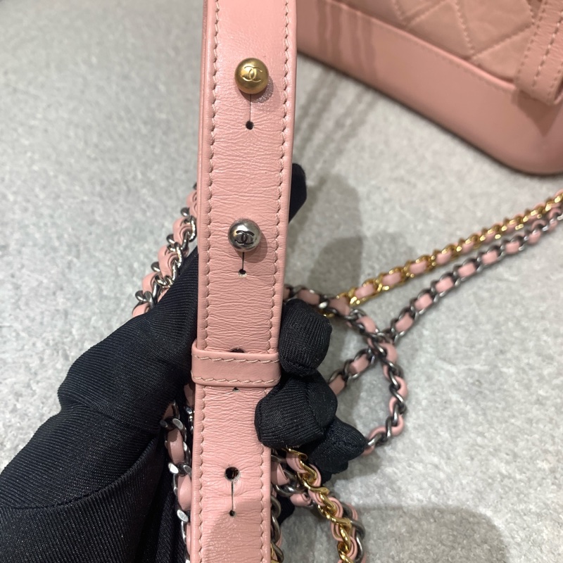 Chanel • Gabrielle 經典牛皮流浪包小號 櫻花粉 金釦 🌸 有卡✔️-9