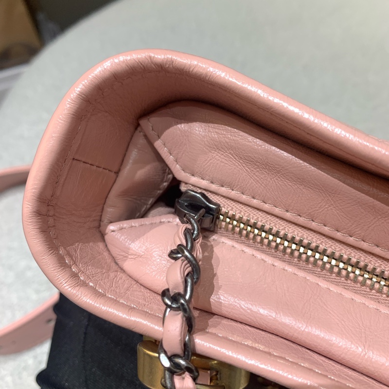 Chanel • Gabrielle 經典牛皮流浪包小號 櫻花粉 金釦 🌸 有卡✔️-12