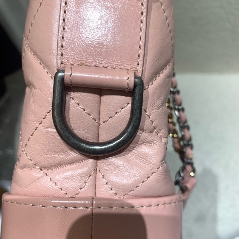 Chanel • Gabrielle 經典牛皮流浪包小號 櫻花粉 金釦 🌸 有卡✔️-14