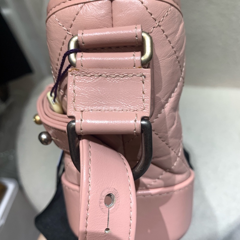 Chanel • Gabrielle 經典牛皮流浪包小號 櫻花粉 金釦 🌸 有卡✔️-16