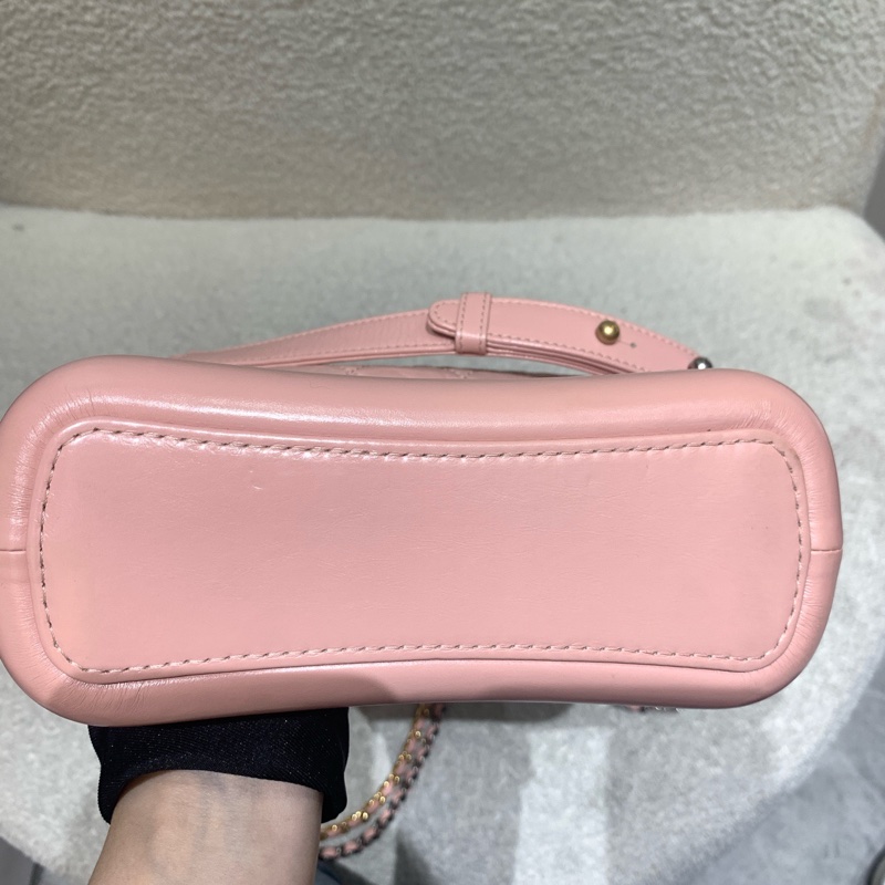 Chanel • Gabrielle 經典牛皮流浪包小號 櫻花粉 金釦 🌸 有卡✔️-19