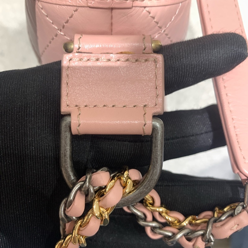 Chanel • Gabrielle 經典牛皮流浪包小號 櫻花粉 金釦 🌸 有卡✔️-24