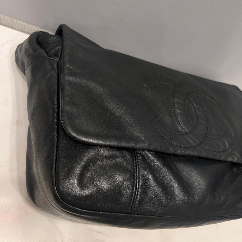 Chanel • 稀有黑銀大Logo牛皮機場包-3