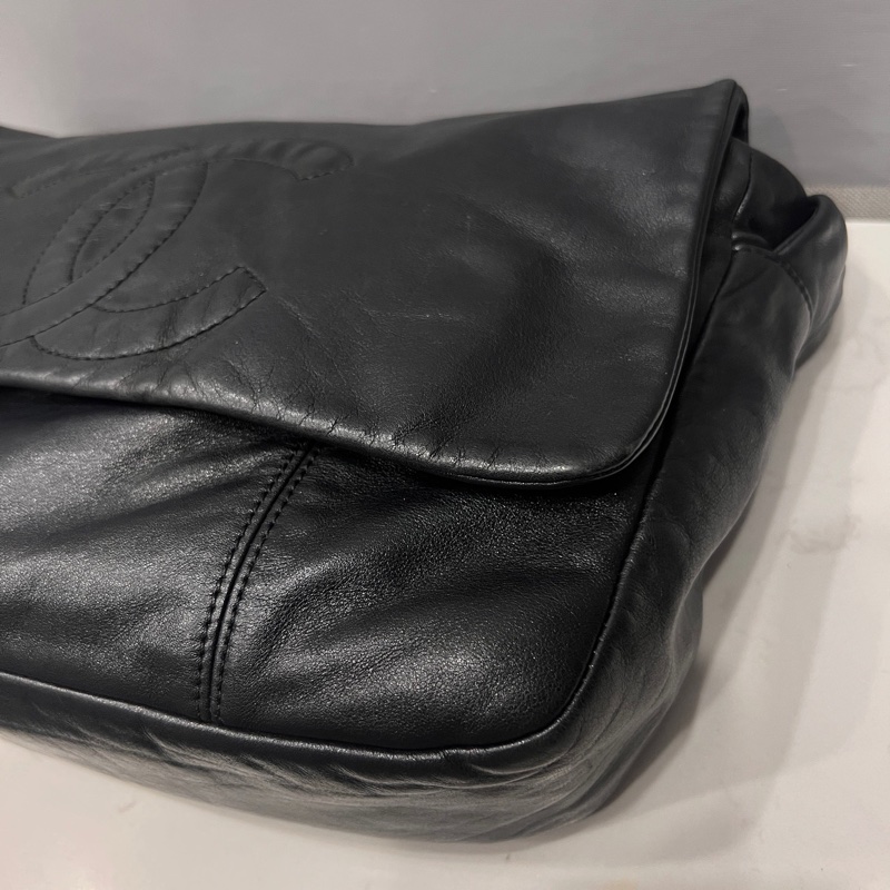 Chanel • 稀有黑銀大Logo牛皮機場包-5