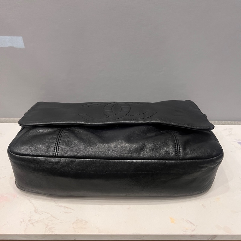 Chanel • 稀有黑銀大Logo牛皮機場包-6