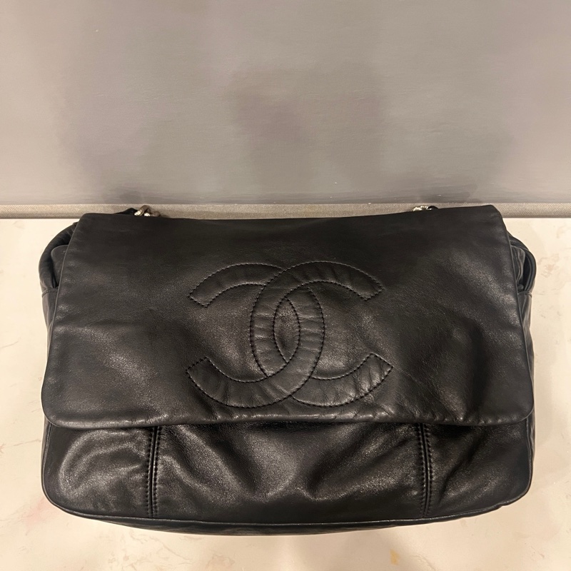 Chanel • 稀有黑銀大Logo牛皮機場包-7