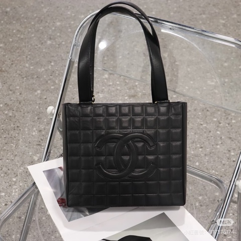 Chanel • 黑金冰格大Logo羊皮托特包