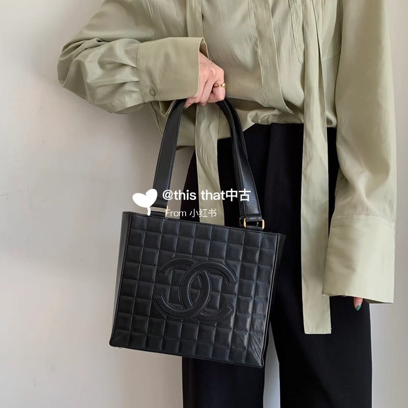 Chanel • 黑金冰格大Logo羊皮托特包-1
