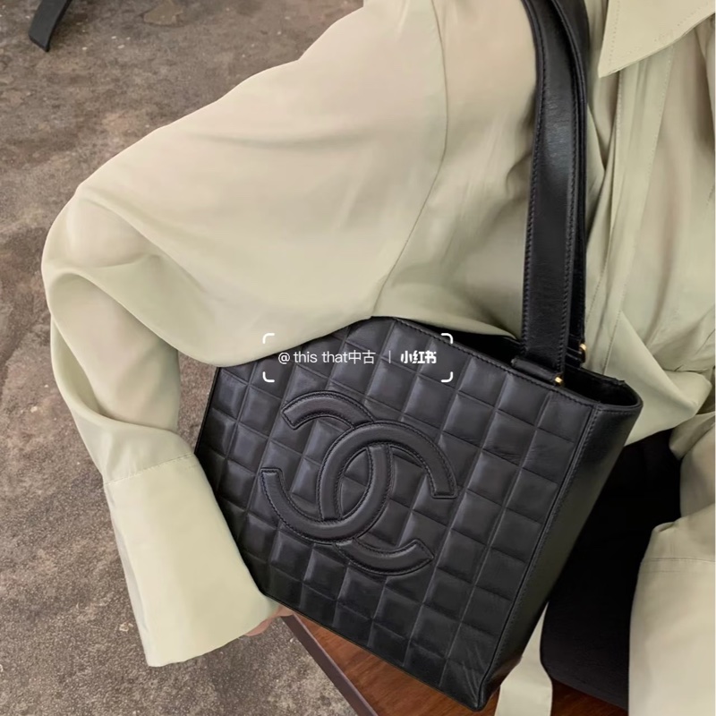 Chanel • 黑金冰格大Logo羊皮托特包-4