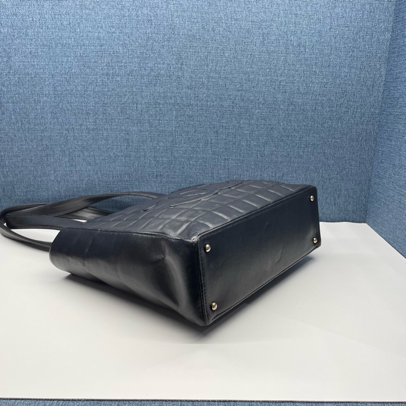 Chanel • 黑金冰格大Logo羊皮托特包-9