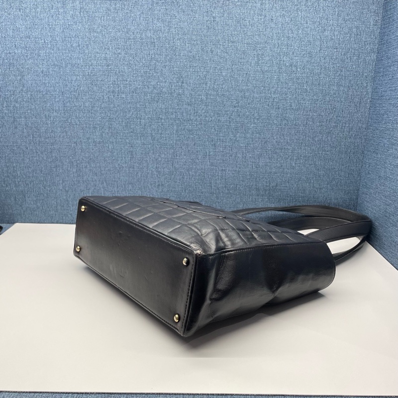 Chanel • 黑金冰格大Logo羊皮托特包-10