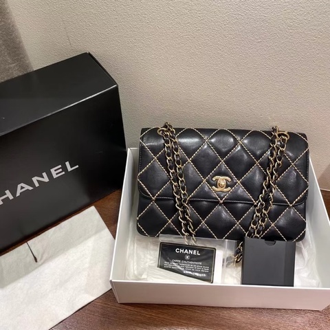 Chanel • 黑金外縫線大菱格紋牛皮Cf 25