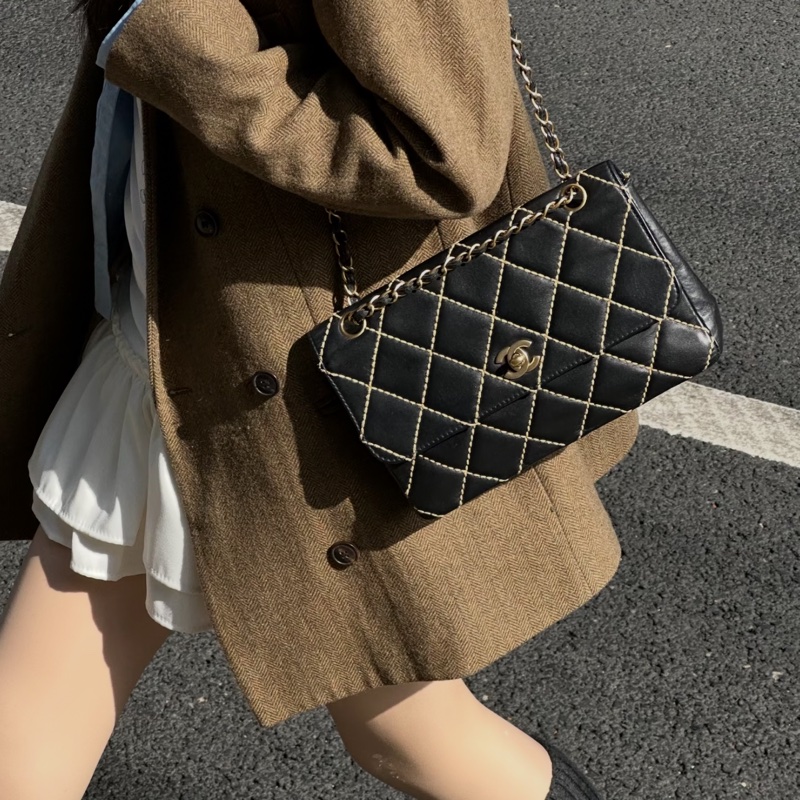 Chanel • 黑金外縫線大菱格紋牛皮Cf 25-3