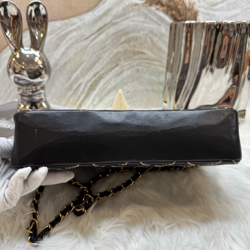 Chanel • 黑金外縫線大菱格紋牛皮Cf 25-7