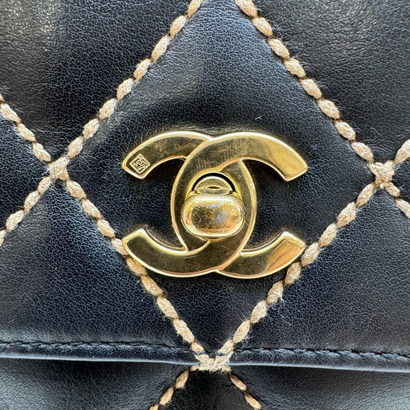 Chanel • 黑金外縫線大菱格紋牛皮Cf 25-9